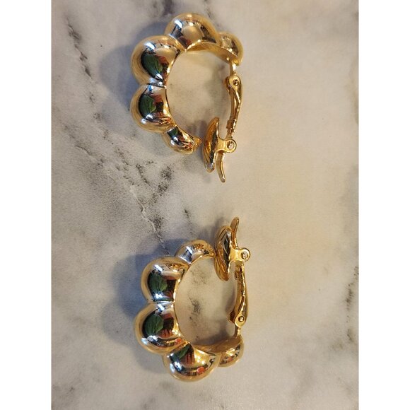 Vintage Trifari Gold-Tone Scalloped Hoop Earrings With Lever Back Fastening - Picture 2 of 4